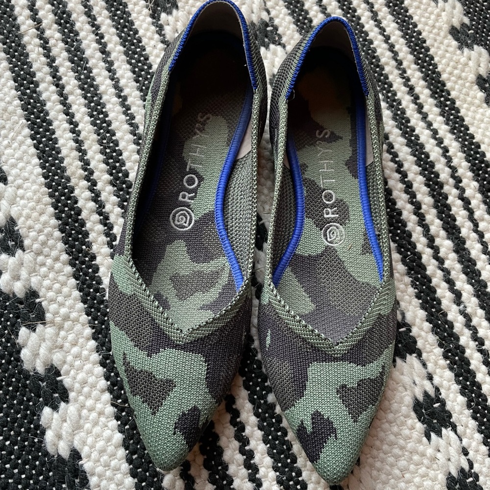 Rothy’s olive camo point
